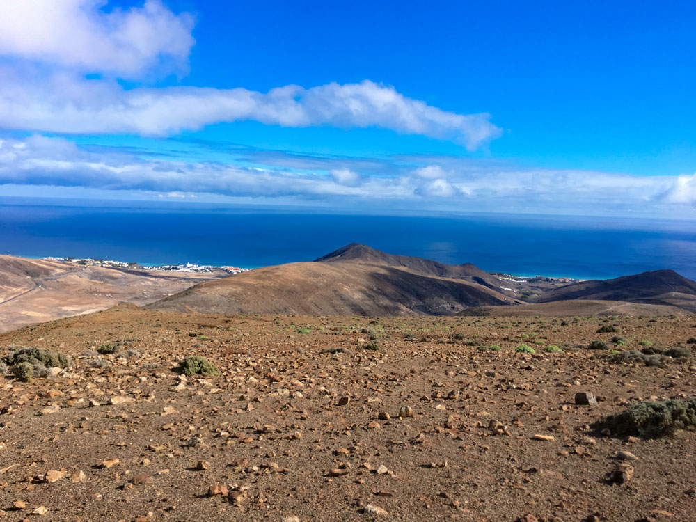 Blick aus der Höhe auf die Ostküste von Fuerteventura