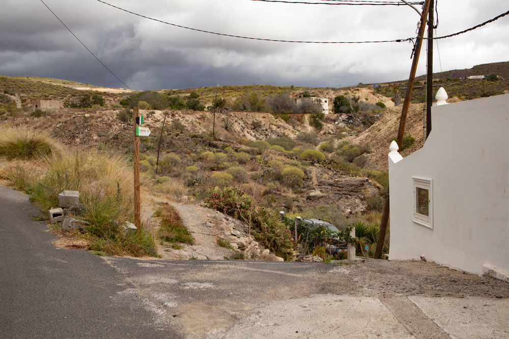 Wanderweg trifft auf Straße in Aldea Blanca