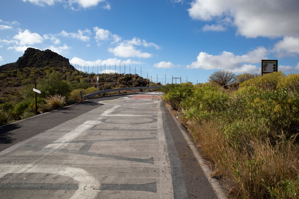 Wanderweg über stillgelegte Straße