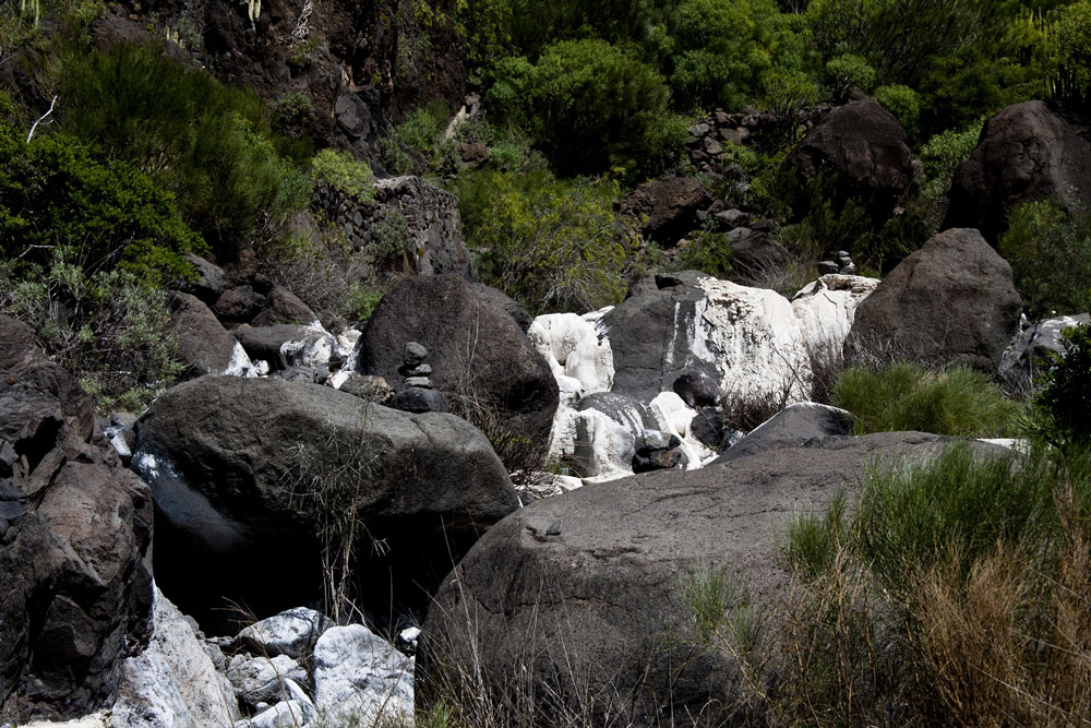 The hiking trail through the Barranco Natero often leads over large stones.