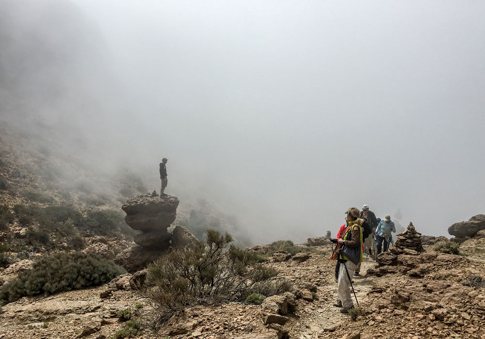 Hiking path beneath Sombrero de Chasna - suddenly clouds are coming in