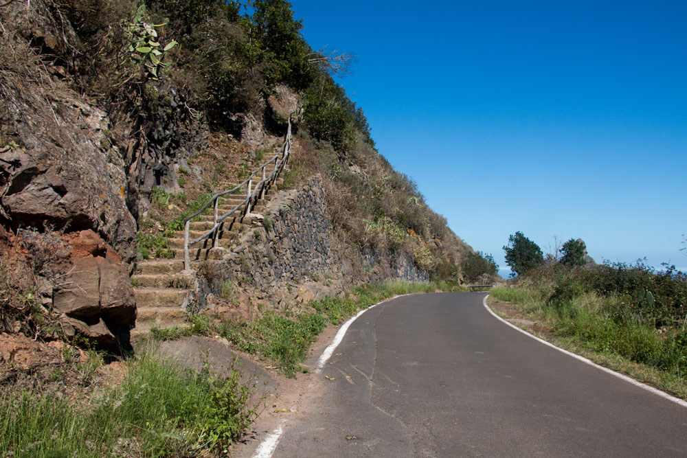 road between Chinamada and Carbonera - start hiking path