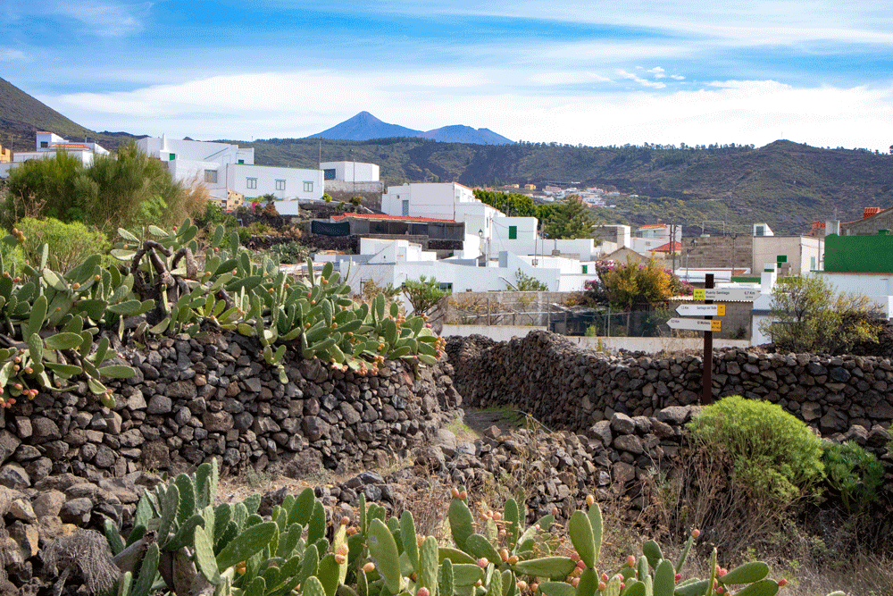 Hiking crossroads in El Molledo and Teide in the background