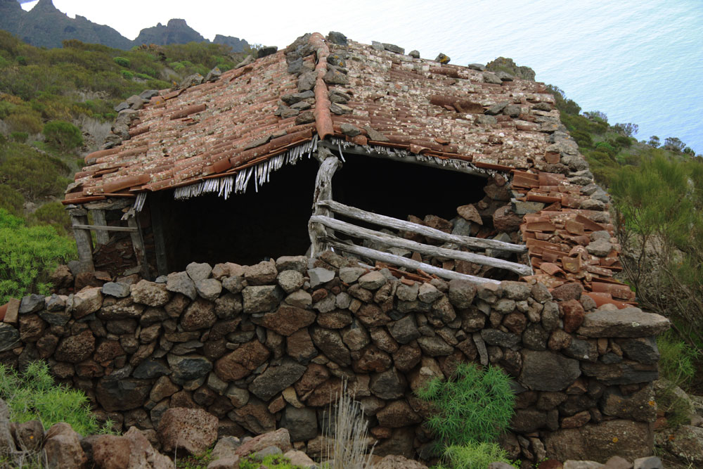 ruin house on the descent to Finca Guergues