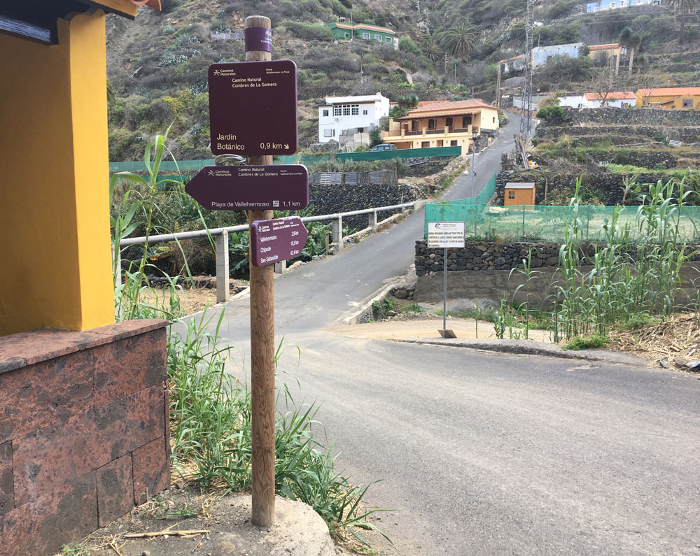 Hiking path at the street to Playa Vallehermoso