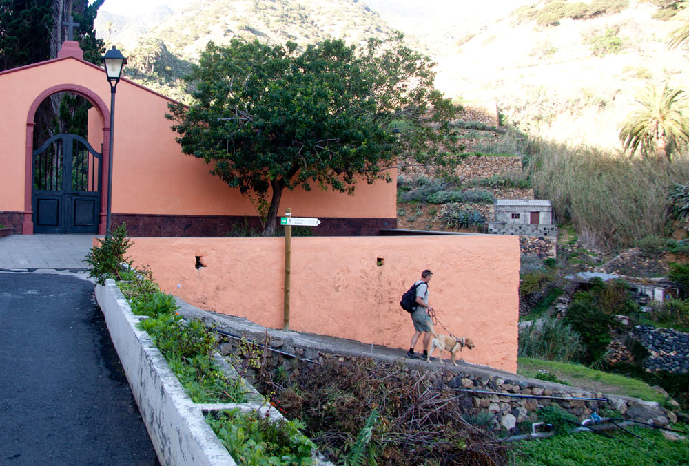 Hiking path in Vallehermoso - well postsigned