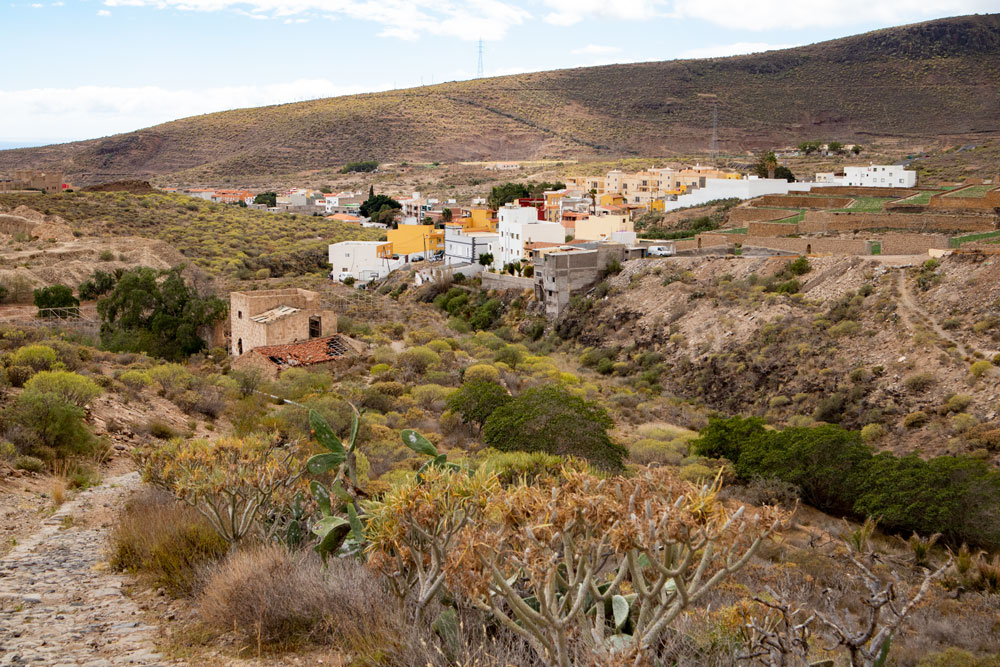 hiking path cloth to Aldea Blanca