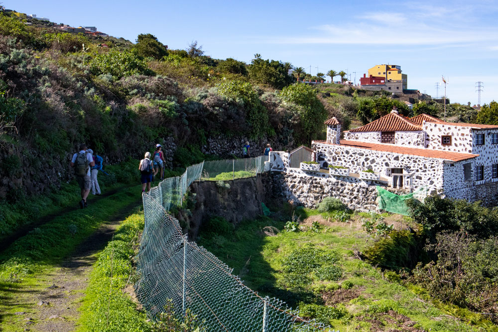 hiking path behind Genovés along houses