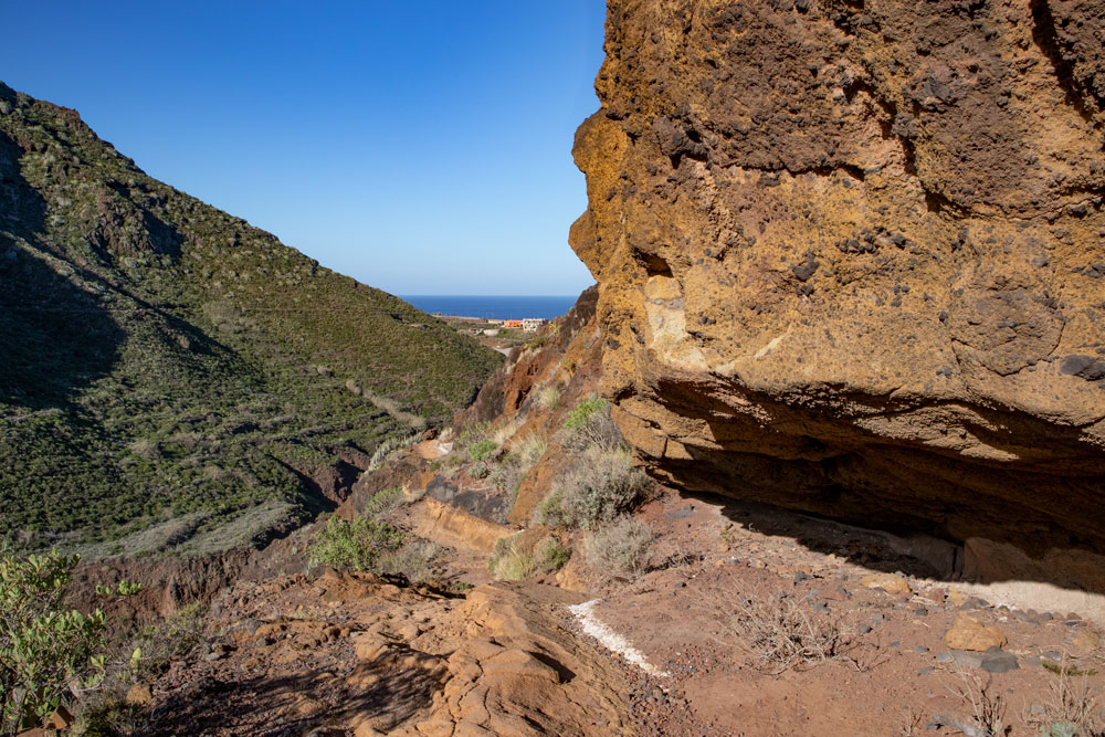 hiking trail at the sloop and under the rocks