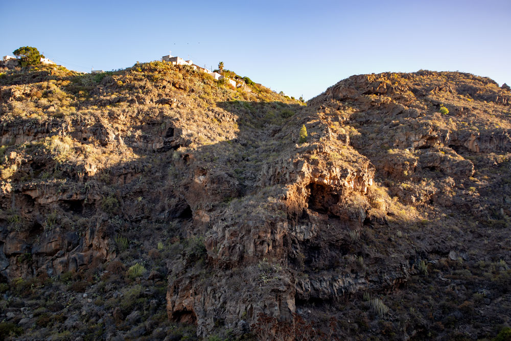 Steep wall in Barranco and in the height the houses of El Jaral