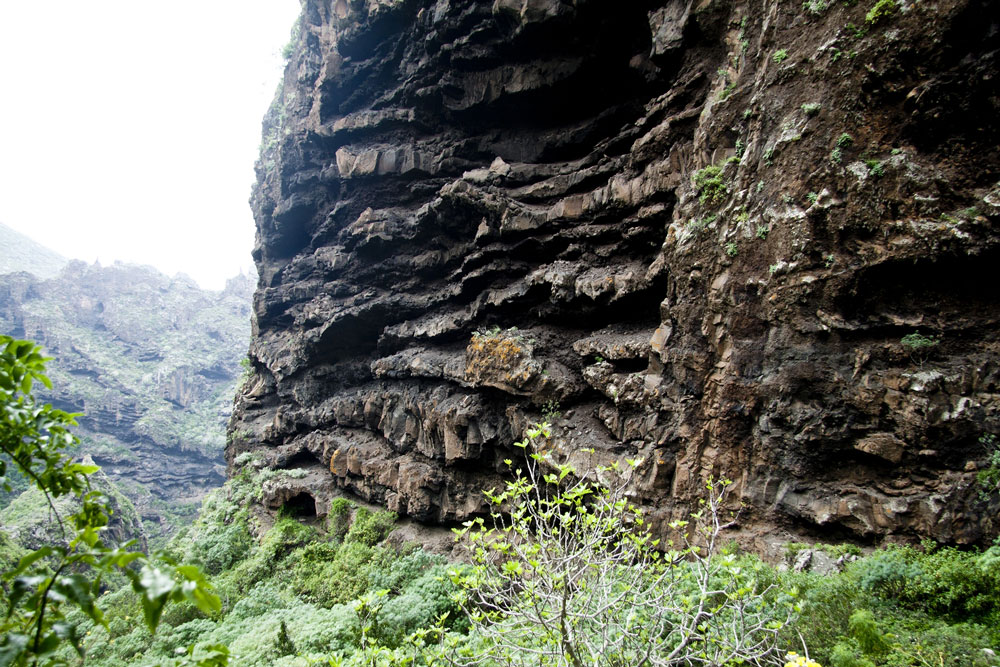 Cuevas negras - dark rocks with caves