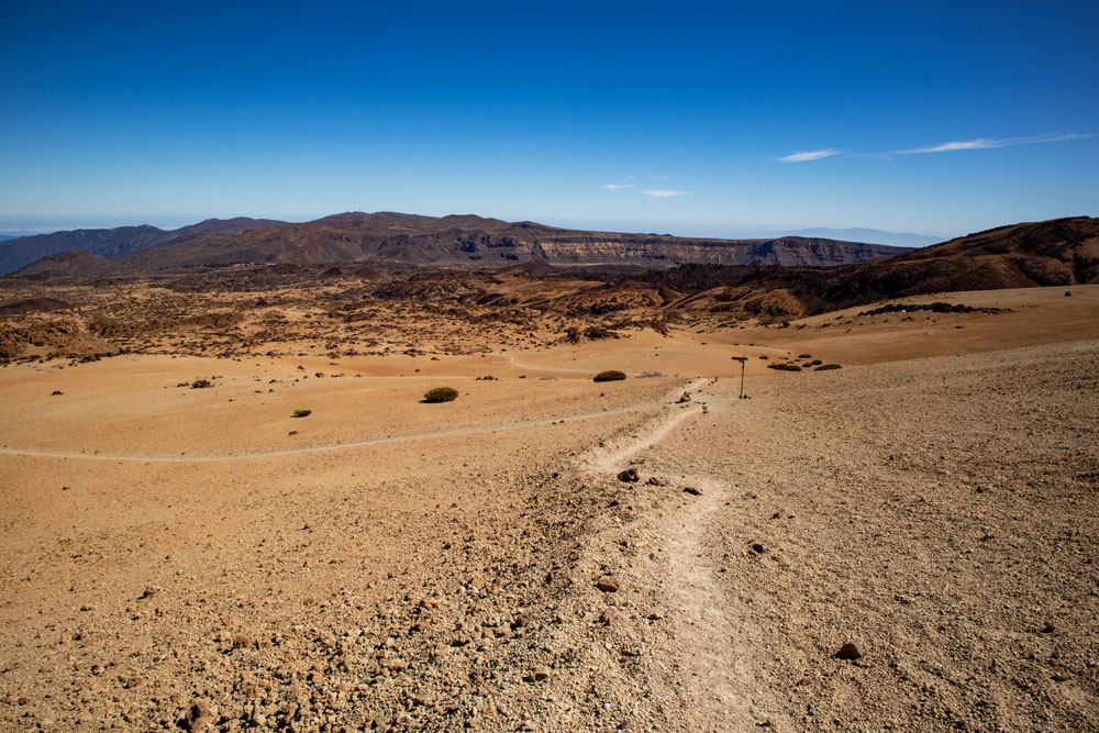 Wanderwege auf weißen Wegen