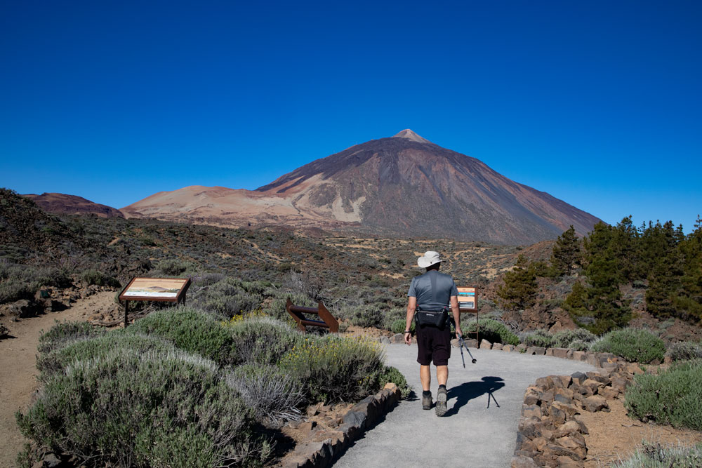 angelegter Wanderweg bei El Portillo mit Blick auf Teide