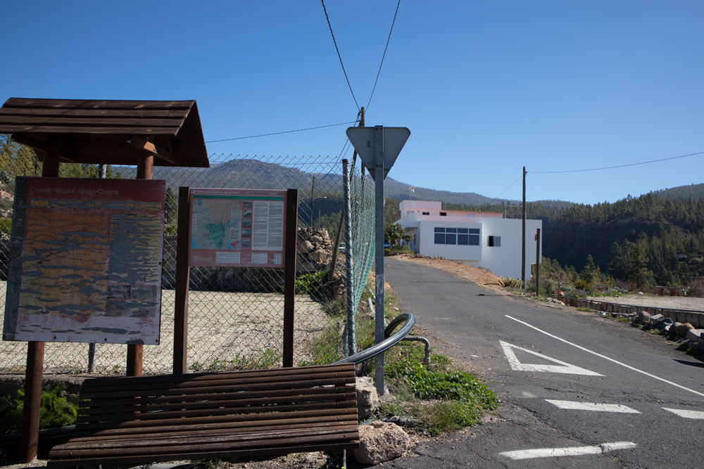 Beginn Wanderweg mit Wanderkarten und Straße