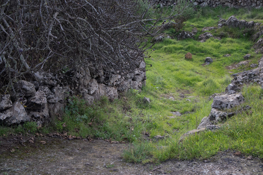 Abzweig Wanderweg von der Straße vor Tajace