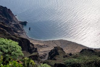 An der Steilküste - Blick in die Tiefe