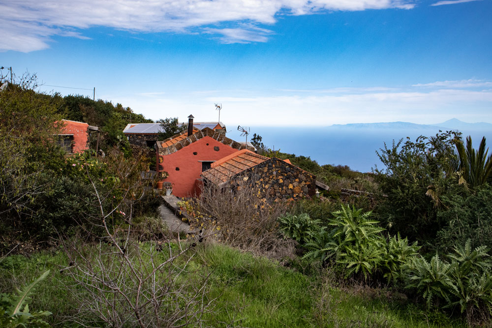alte Steinhäuser am Wegesrand - im Hintergrund La Gomera und Teneriffa