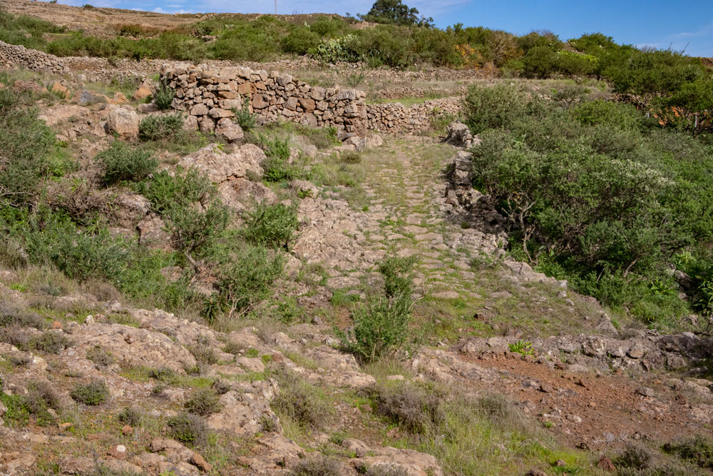 gepflasterter Wanderweg vor Tajace