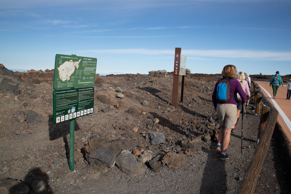 Start der Wanderung an der Straße entlang