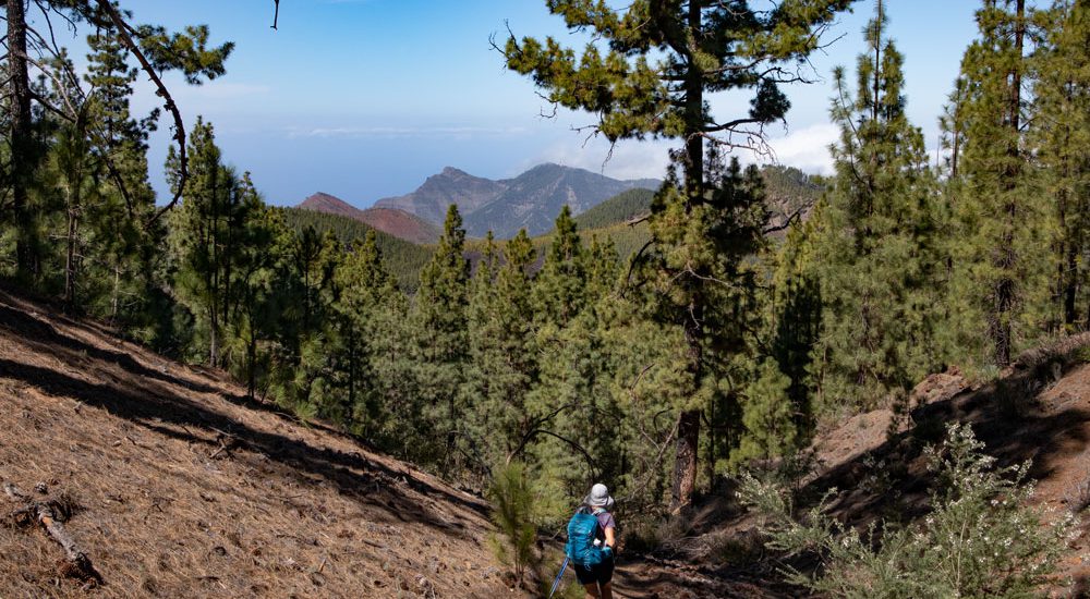 Wanderin auf dem Hangweg mit Blick zum Teno Gebirge