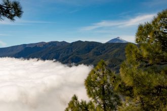 Blick auf den Teide und Wolken auf der Ostseite der Insel