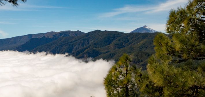 Blick auf den Teide und Wolken auf der Ostseite der Insel