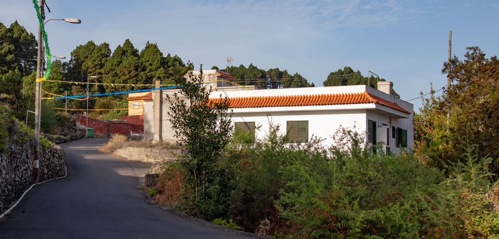 Straße und Wanderweg durch La Montañeta