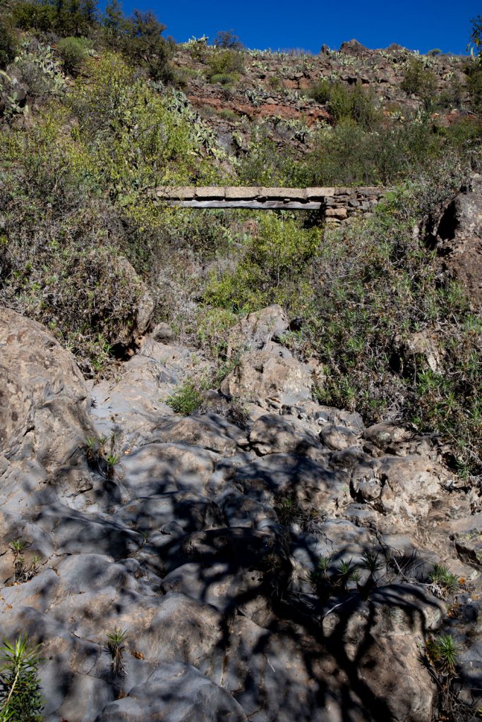 Rocks and water pipes - La Quinta circular walk