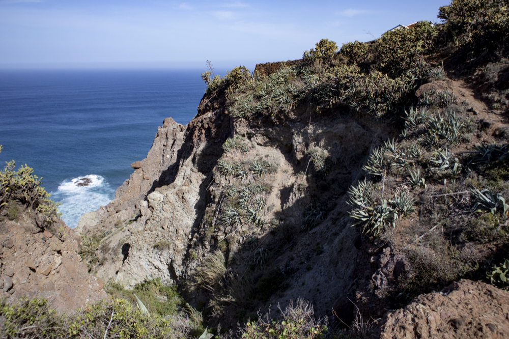 Anaga Wanderung - Wanderweg über dem Barranco kurz vor dem Weiler Las Palmas