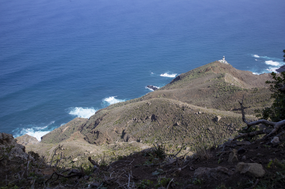 Anaga Wanderung - Blick auf den Leuchtturm Faro de Anaga aus der Höhe