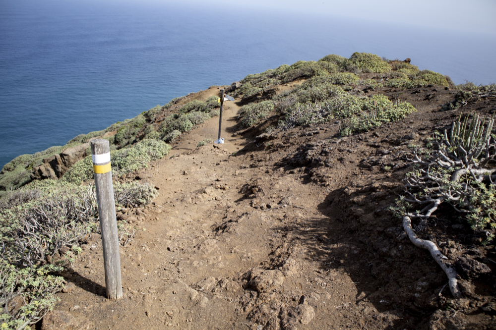 Wanderweg hinunter zum Leuchtturm, links der Weg entlang der Küste und hoch Richtung Montaña Tafada