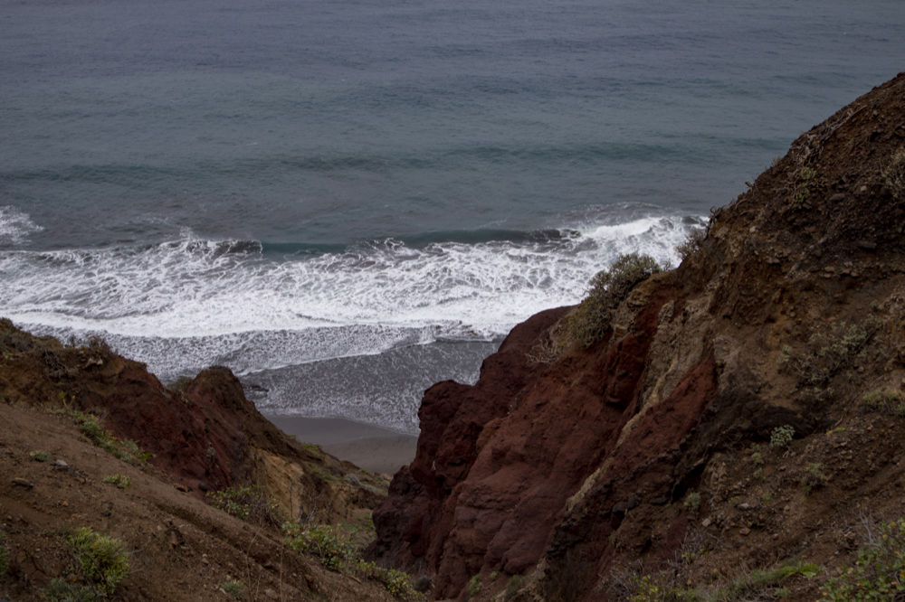 Blick vom Fahrweg in einen Barranco hinunter an den Strand