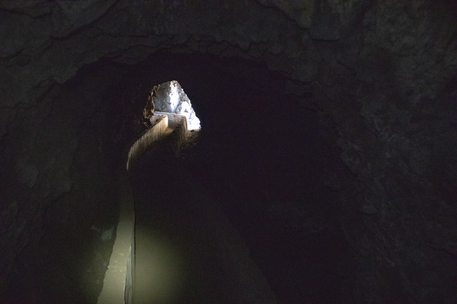 Tunnel mit Kanal