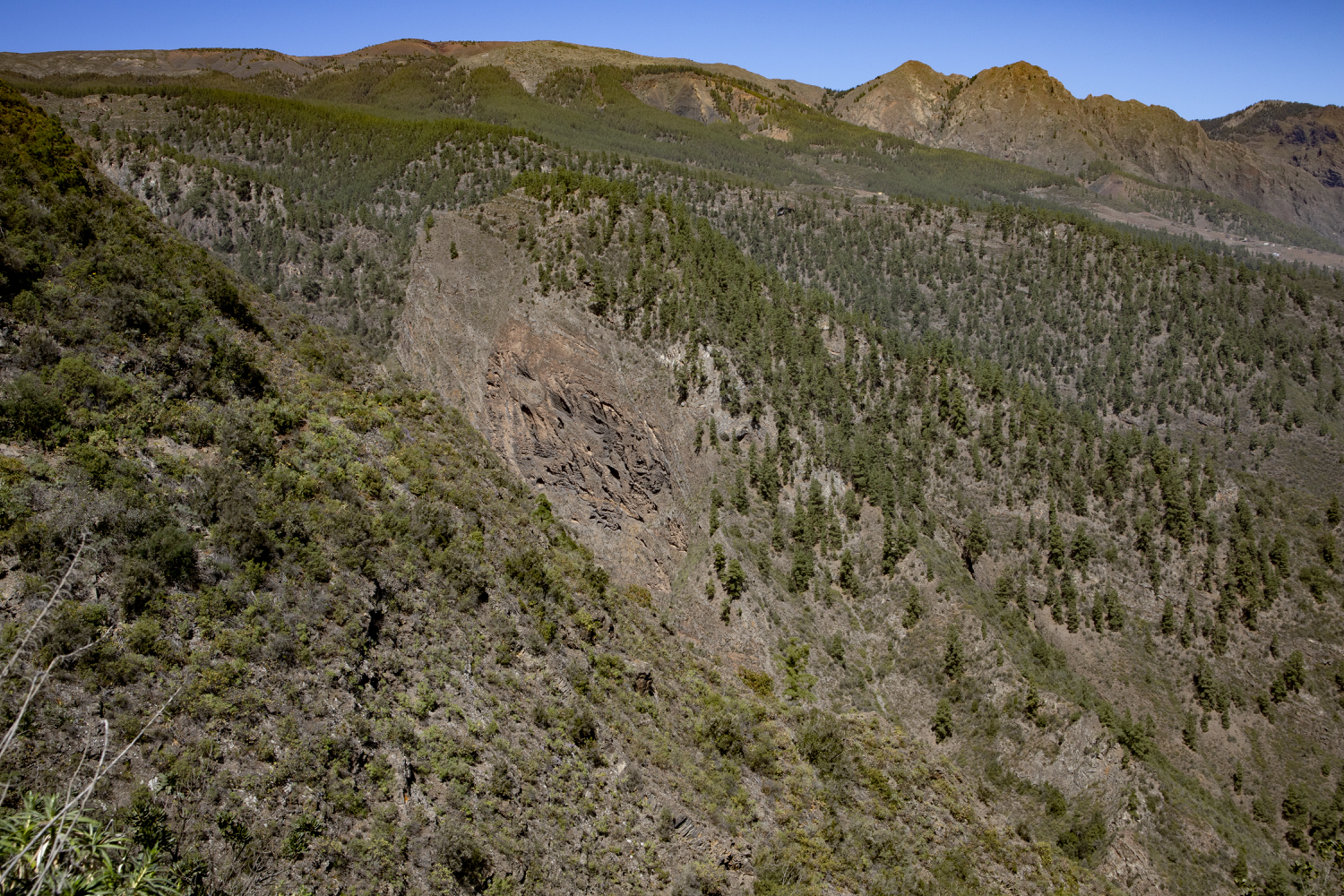 Blick auf die gegenüberliegende Seite, über deren Berggrat der Abstiegsweg entlanggeht