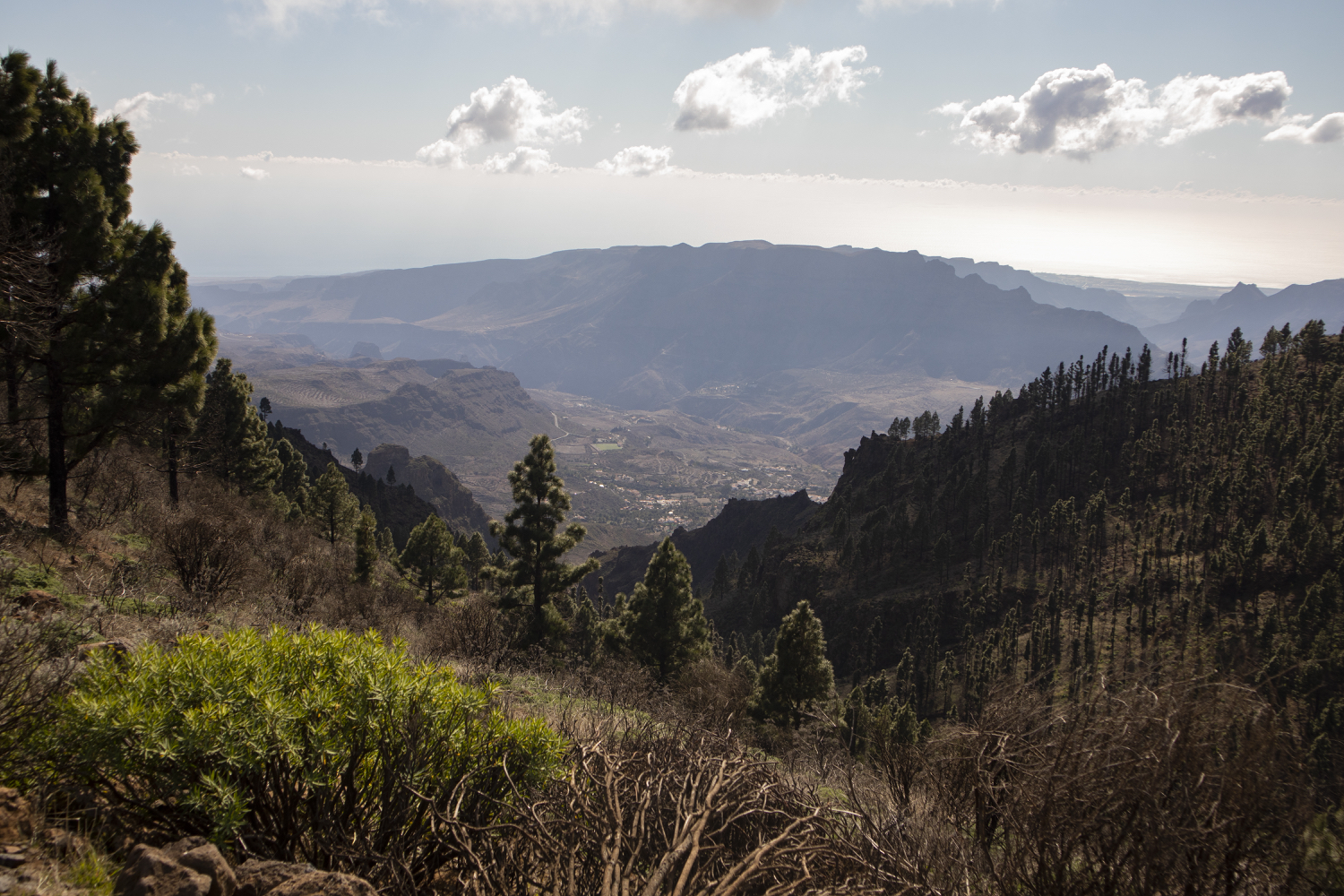 Blick aus der Höhe auf die Nebentäler im Westen