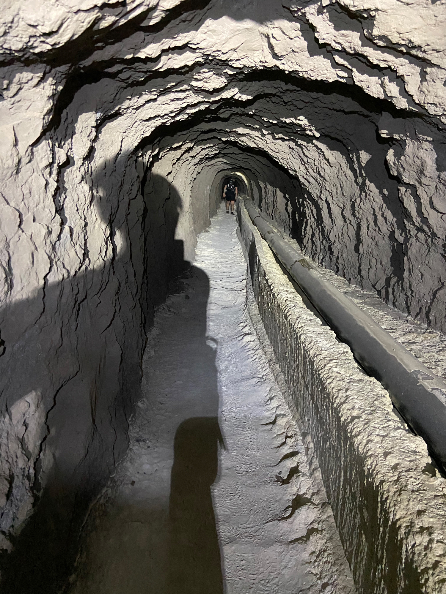 Wandern durch den Tunnel unter dem Risco Blanco