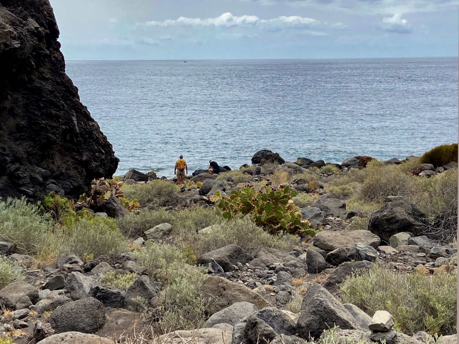 Wanderer am Ausgang Barranco Natero - Strand