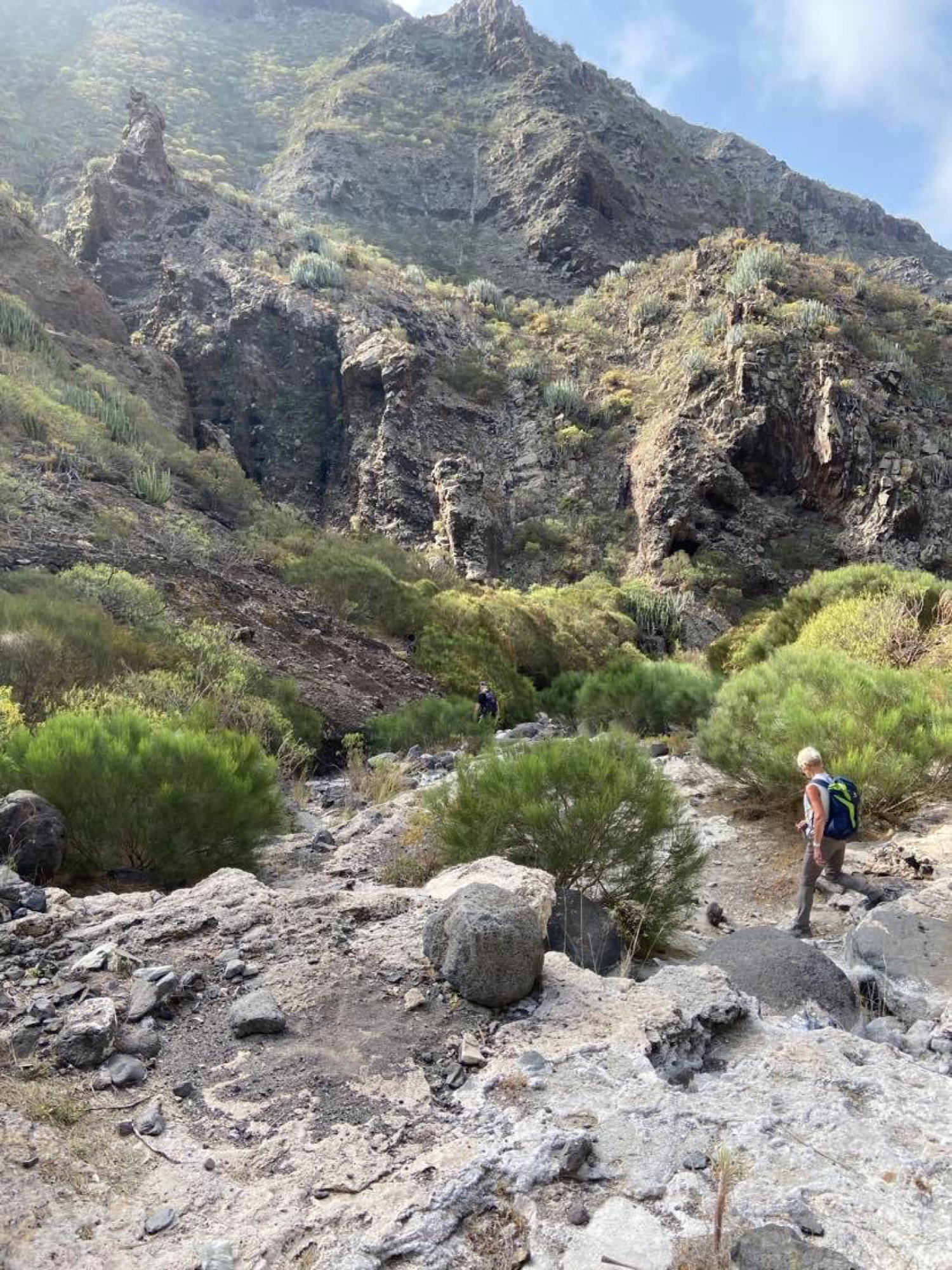 über weiße Felsen im Barranco Natero (Versinterungen - durch Verdunstungen abgelagerte Calciumsalze) nahe der Galería