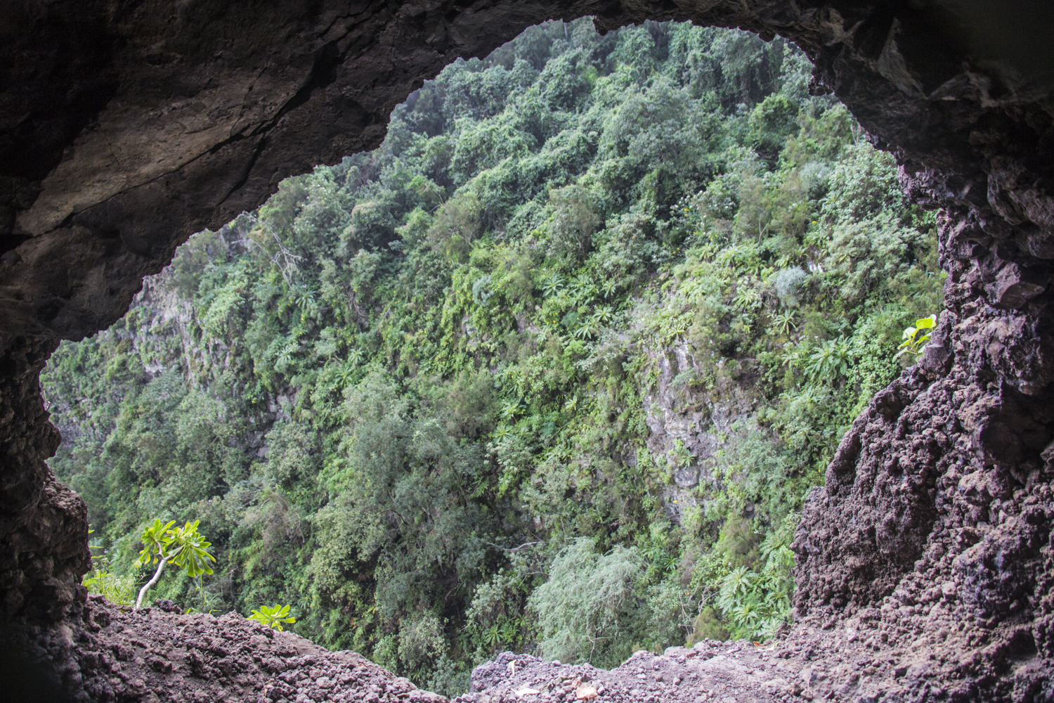 Blick aus dem Fenster in die Tiefe