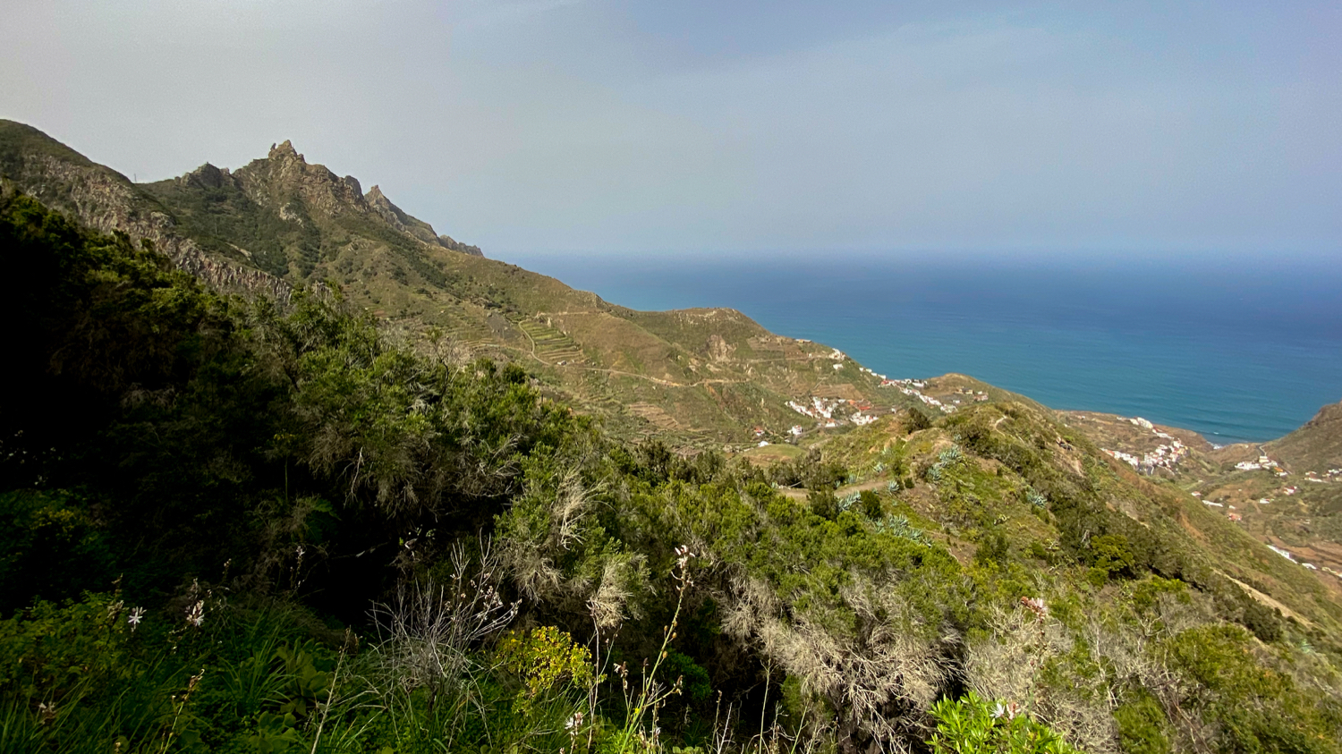Blick aus der Höhe auf das Meer und die Küstenorte