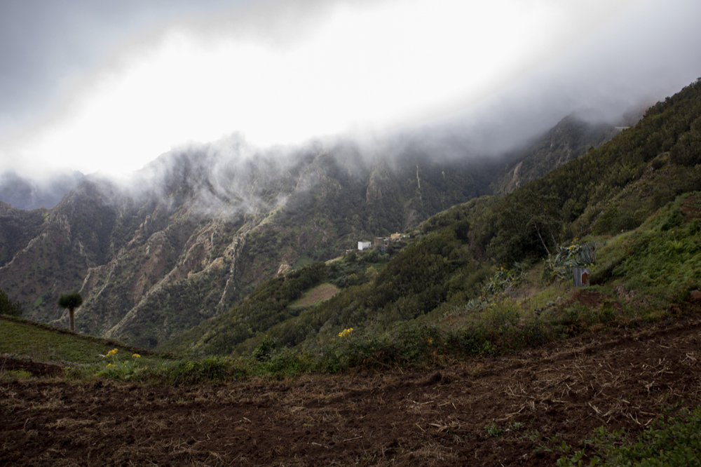 Wolken über den Bergkämmen des Anaga Gebirges