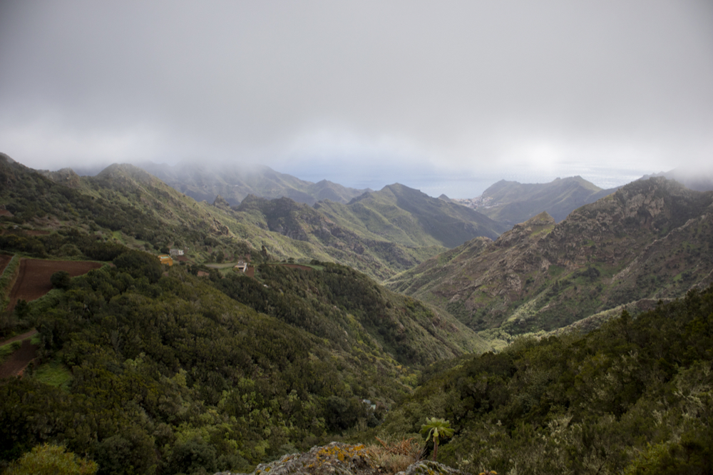 Blick über das wolkenverhangene Tal aus der Höhe
