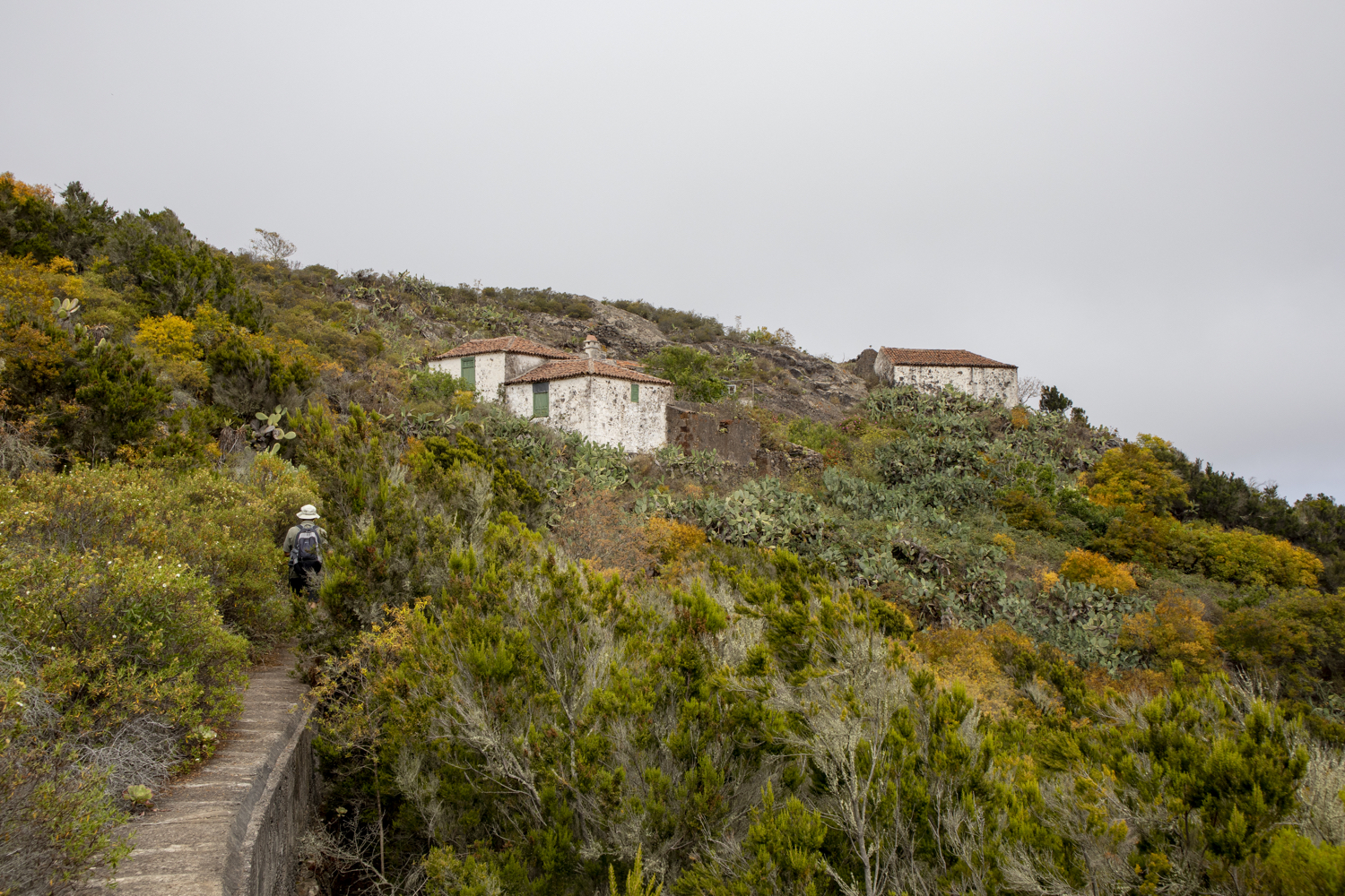 Kanalwanderweg und Ruinenhäuser