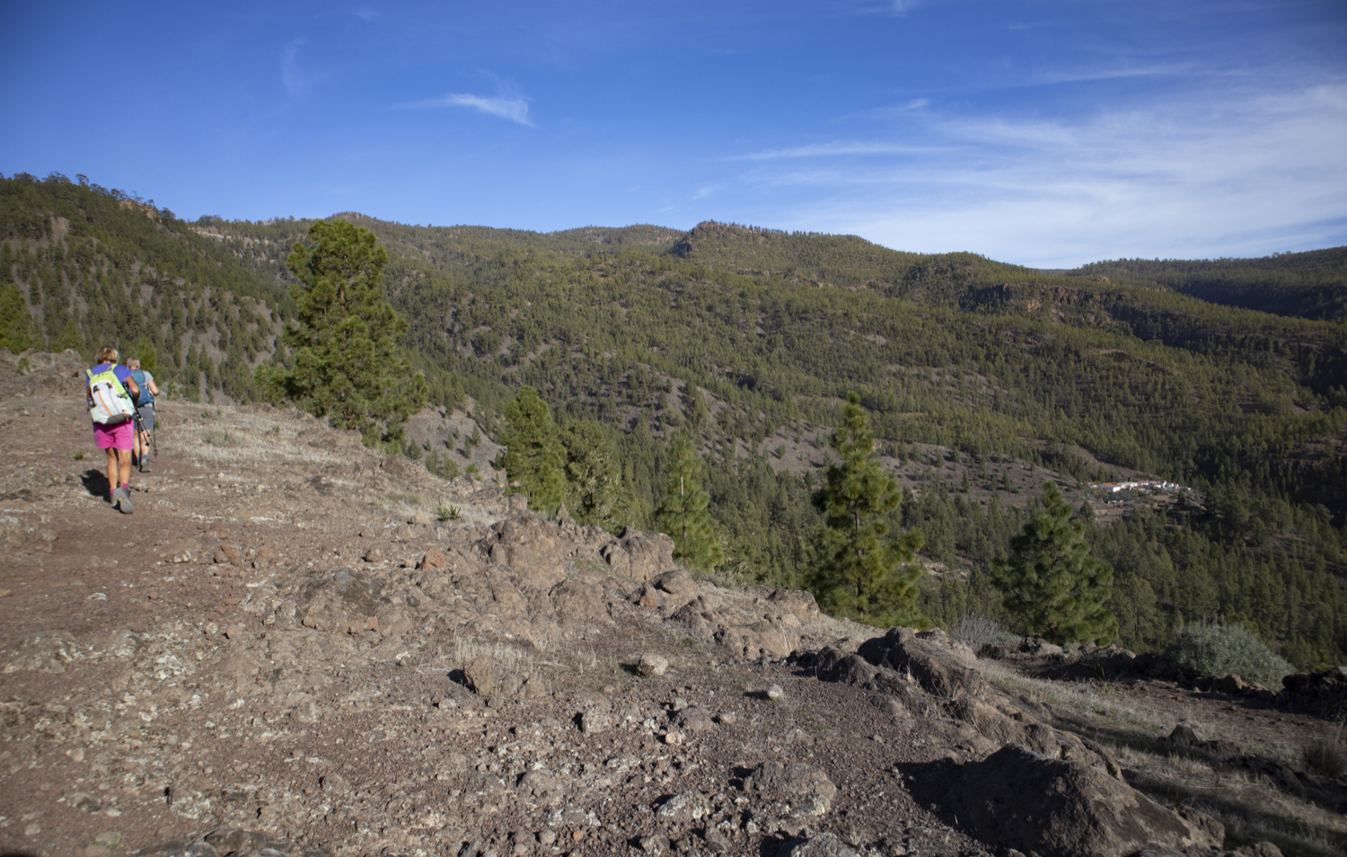 Wandern in der Höhe mit Blick auf einen kleinen Weiler