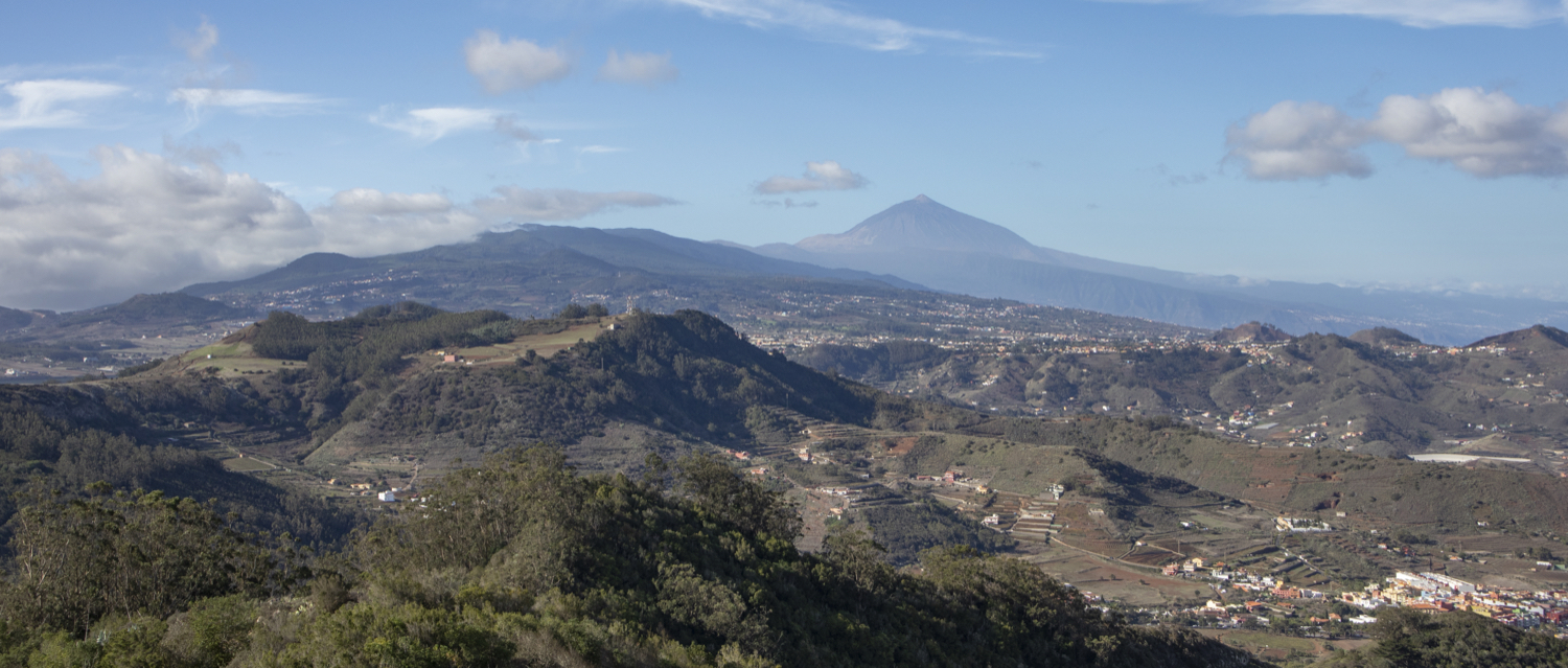 Blick aus der Höhe über Tegueste und die Anaga Ausläufer bis zum Teide