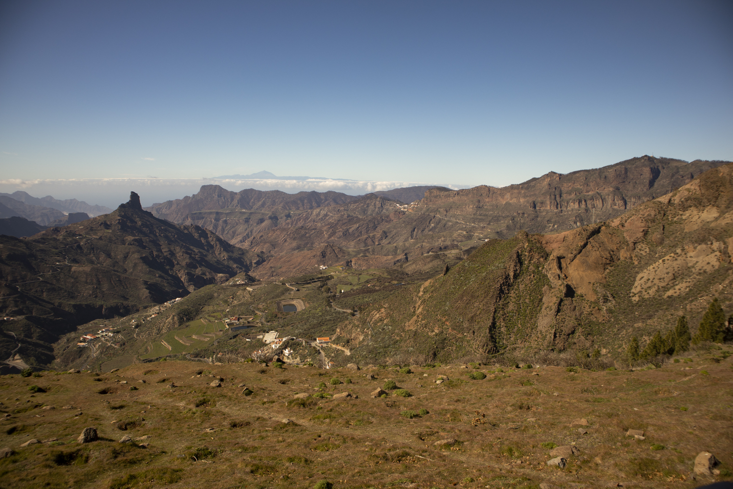 Blick über die markanten Felsen (Roque Nublo) von Gran Canaria auf Teneriffa