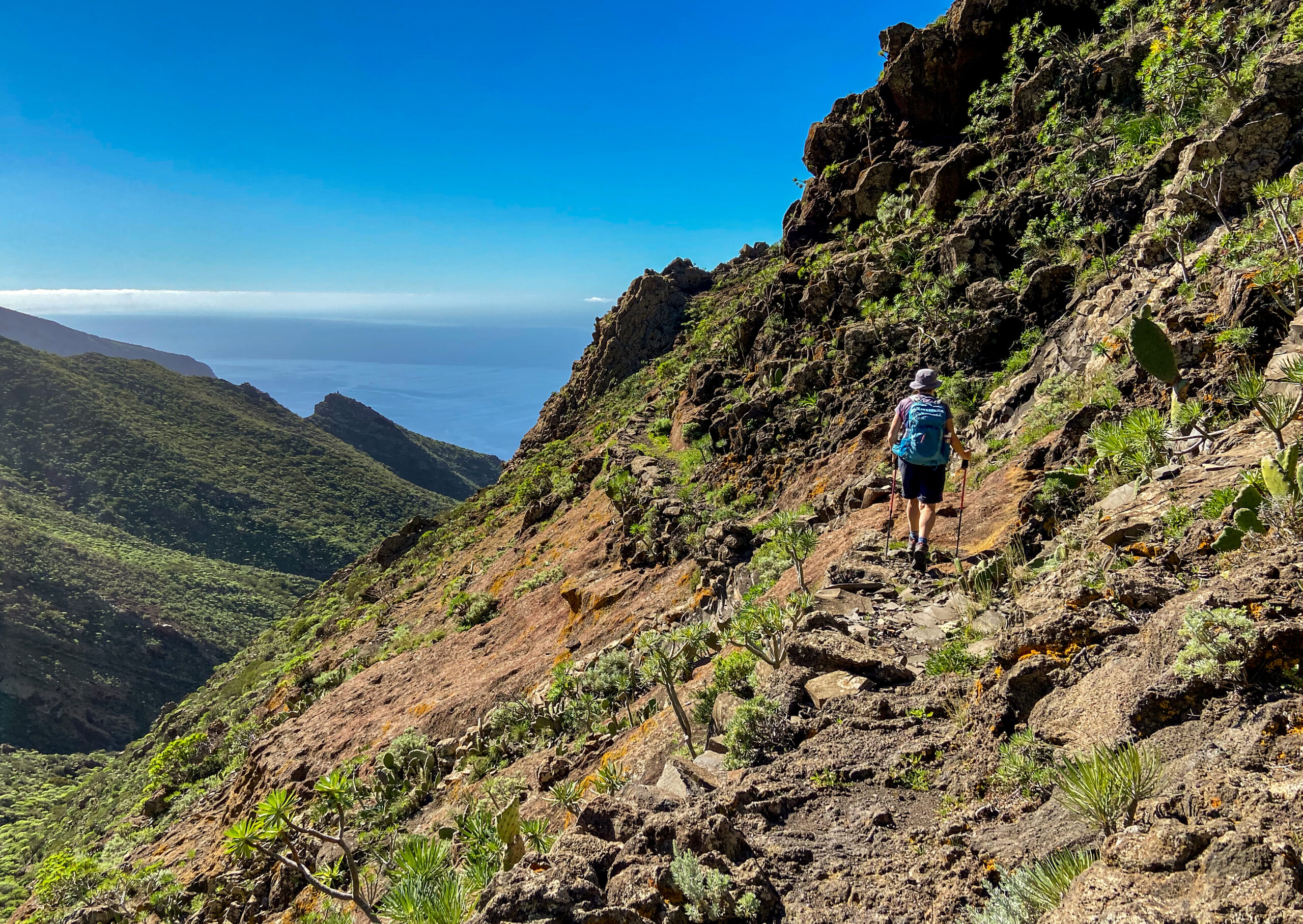 auf schmalen Wanderwegen hoch an den Berghängen zum nächsten Gratweg