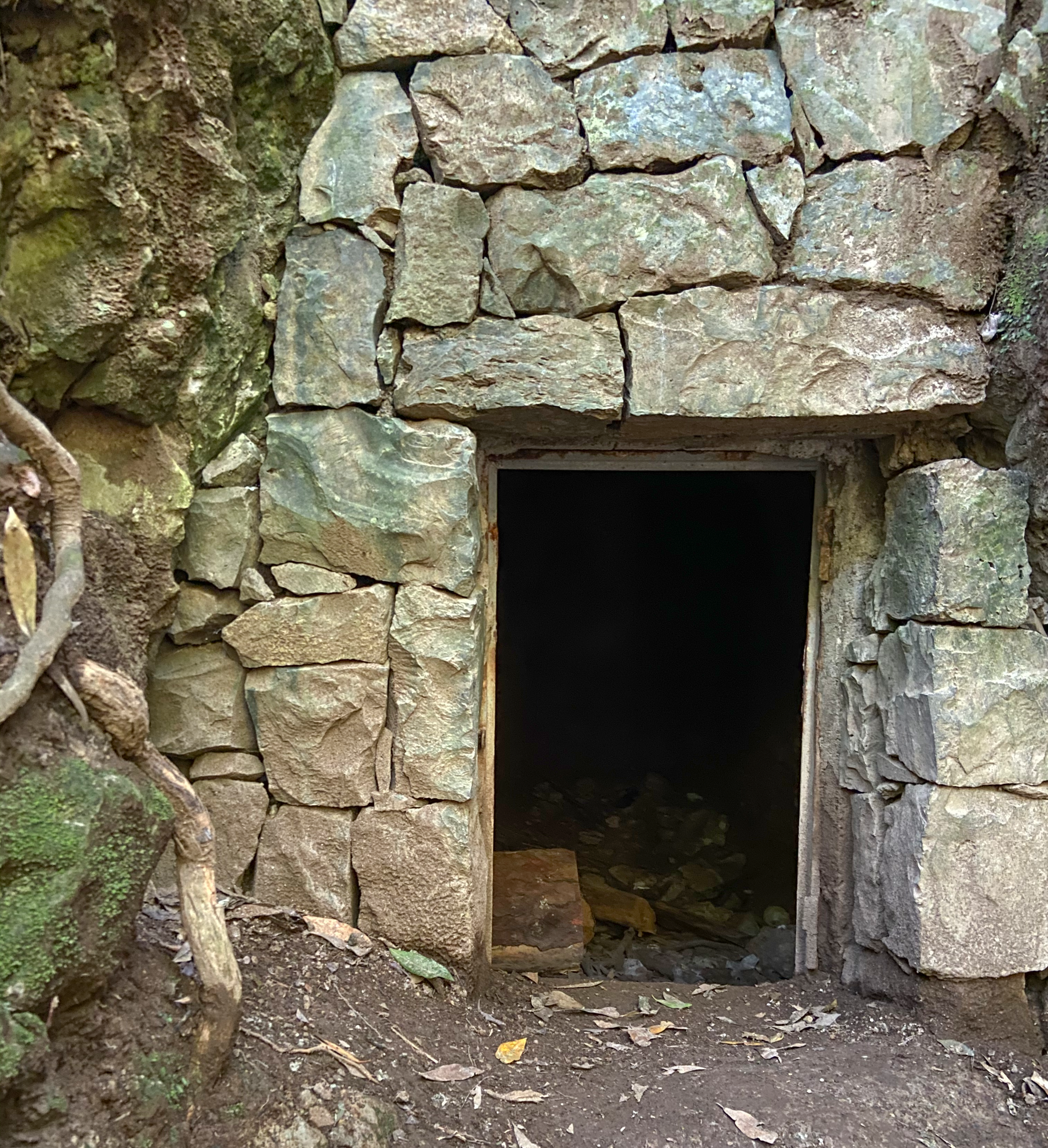 Höhlenhaus am Wegesrand