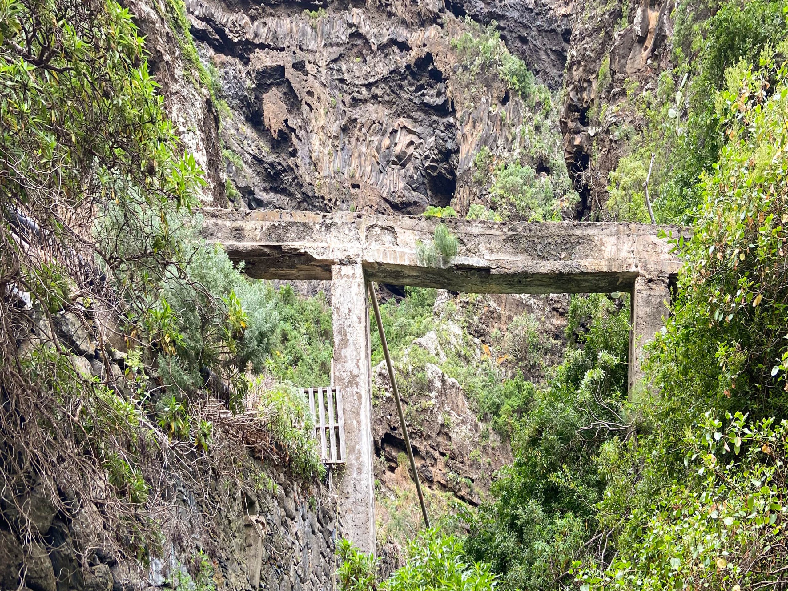 alter Wasserkanal über dem Wanderweg - Barranco de los Cochinos