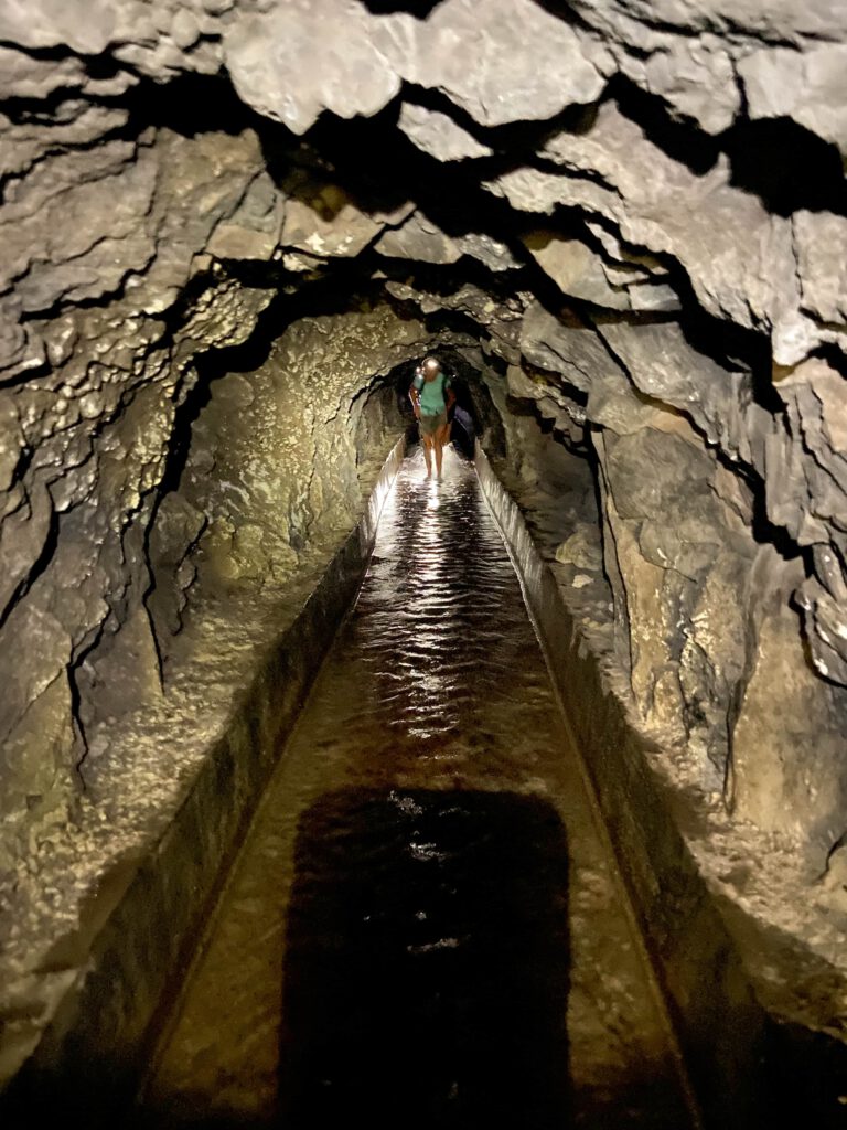 Wanderung durch den Wassertunnel